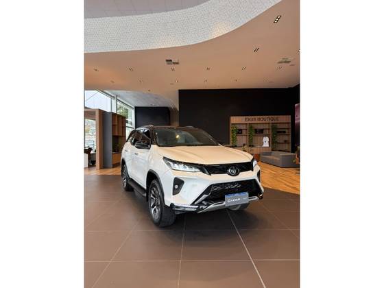 TOYOTA HILUX SW4 2.8 D-4D TURBO DIESEL DIAMOND 7L 4X4 AUTOMÁTICO